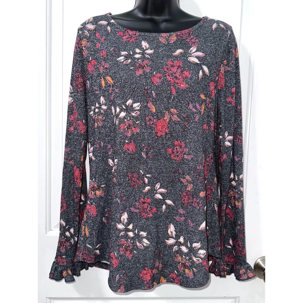 Maurices 24/7 gray knit long sleeve top with floral print and ruffle sleeves